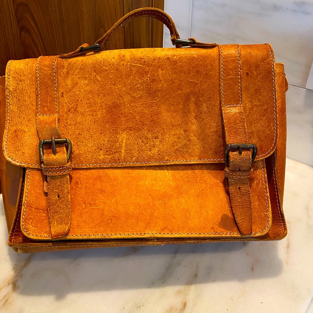 Vintage distressed leather bag / case w handle